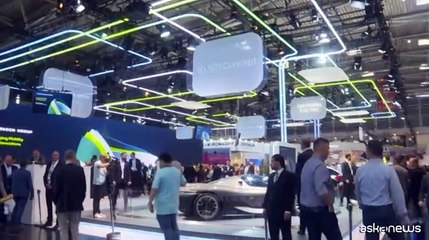 Germania, Scholz al Salone dell'auto con la "benda da pirata"