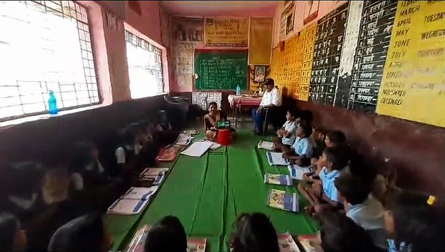 टैबलेट से शिक्षिका कराती है बच्चों को पढ़ाई