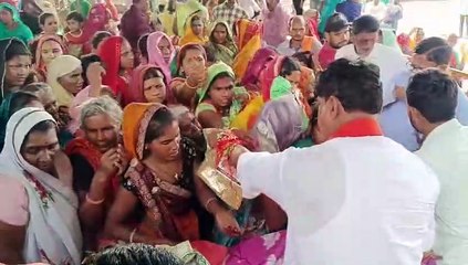 हंडिया में बहनों से बंधवाई राखी बांटी साडियां