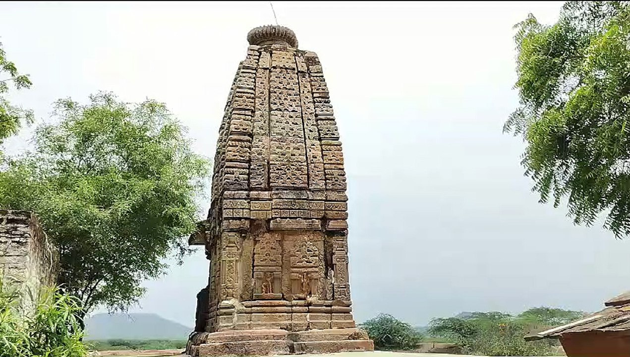 खजुराहो के मंदिरों की तर्ज पर बना है चांचुल का...
