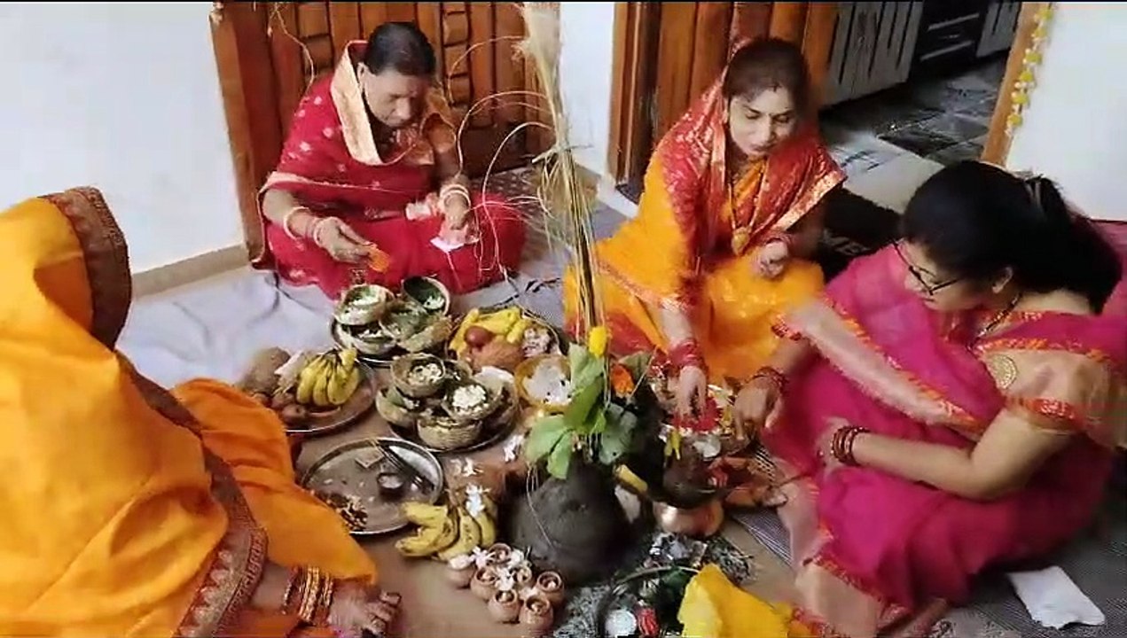 पुत्र के दीर्घायु की कामना लिए महिलाओं ने की पूजा