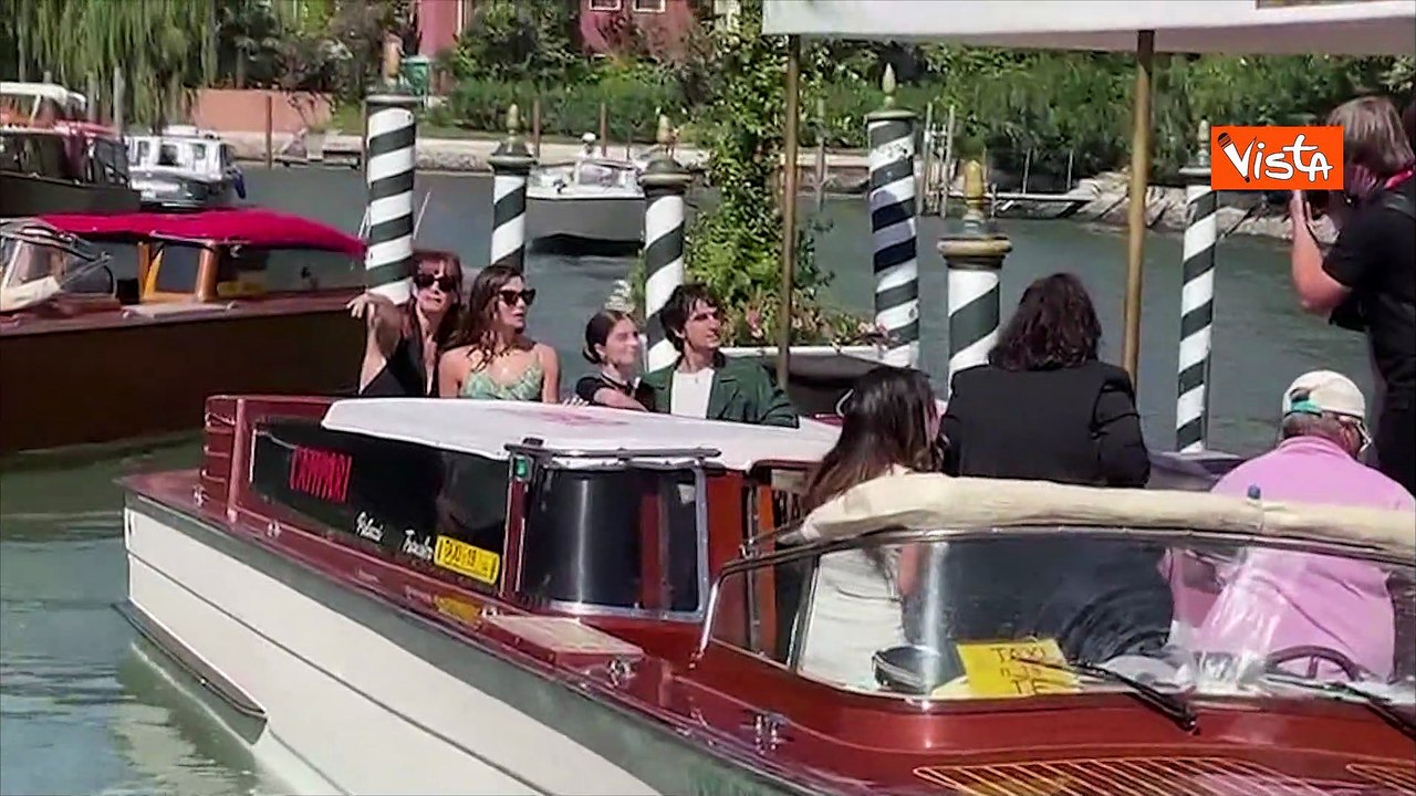 Venezia 80, il cast di "A voce nuda" arriva in barca al Lido per la prima del film