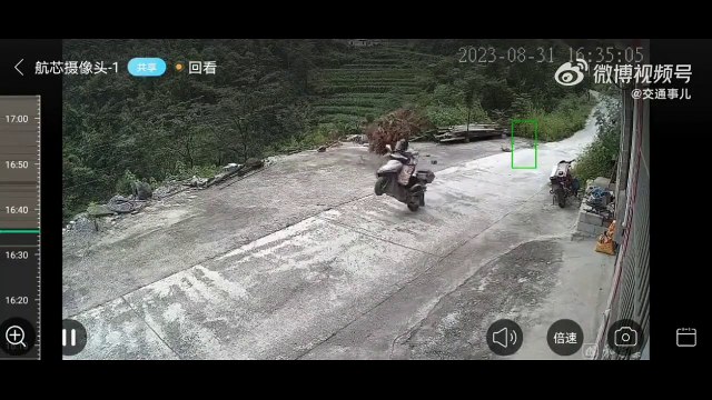 Un motard malchanceux se prend un mysterieux cable