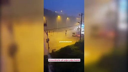İstanbul Arnavutköy'de Sağanak Yağış: Caddeler Göle Döndü