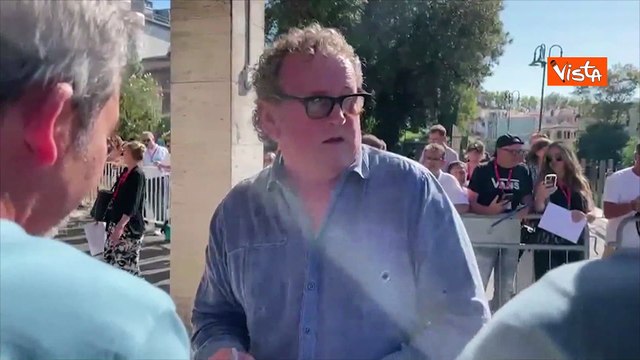 Venezia 80, Colm Meaney firma autografi e scatta selfie con i fan