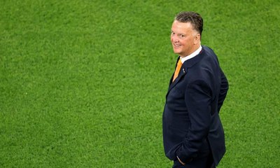 مدرب هولندا يؤكد أن فوز الأرجنتين بكأس العالم مخطط له من أجل ميسي