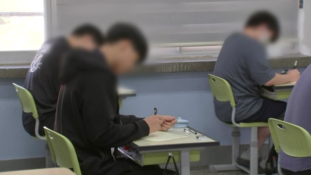 '킬러문항' 없앤 모의평가... 국어 어렵고 수학·영어 평이 / YTN