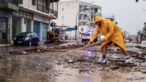 Grecia afronta un fuerte temporal: el mar engulle coches y hay al menos un muerto