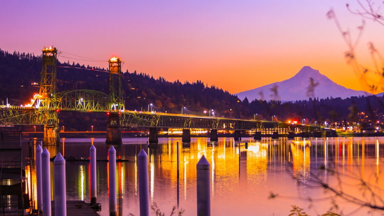 How to Explore Hood River, Oregon, From Windsurfing to the Driveable 35-mile 'Fruit Loop'