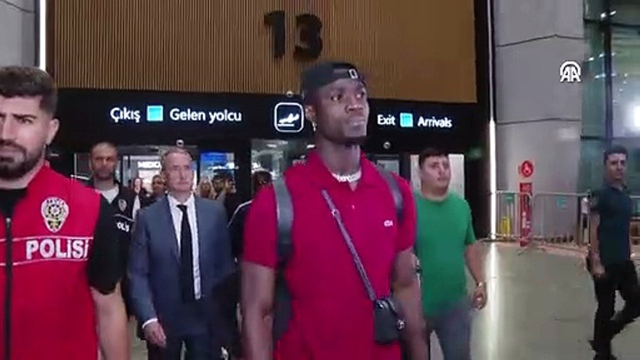 Beşiktaş'ın yeni transferi Eric Bailly, İstanbul'a geldi