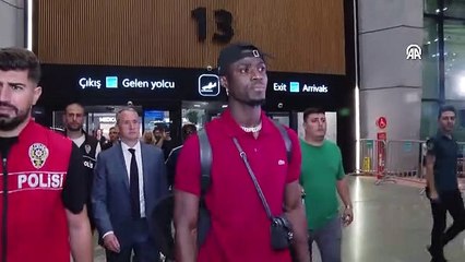 Beşiktaş'ın yeni transferi Eric Bailly, İstanbul'a geldi
