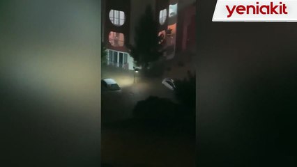 Kuvvetli yağış Başakşehir'i felç etti! Araçlar sel sularında sürüklendi