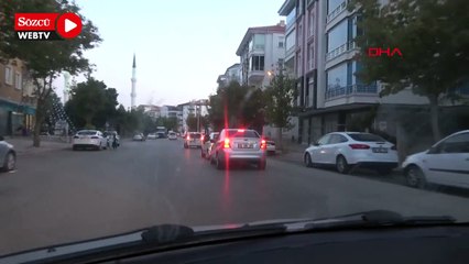 Video herunterladen: Seyir halindeki otomobilin kaputuna uzanıp, öndeki aracı ayaklarıyla itti; o anlar kamerada