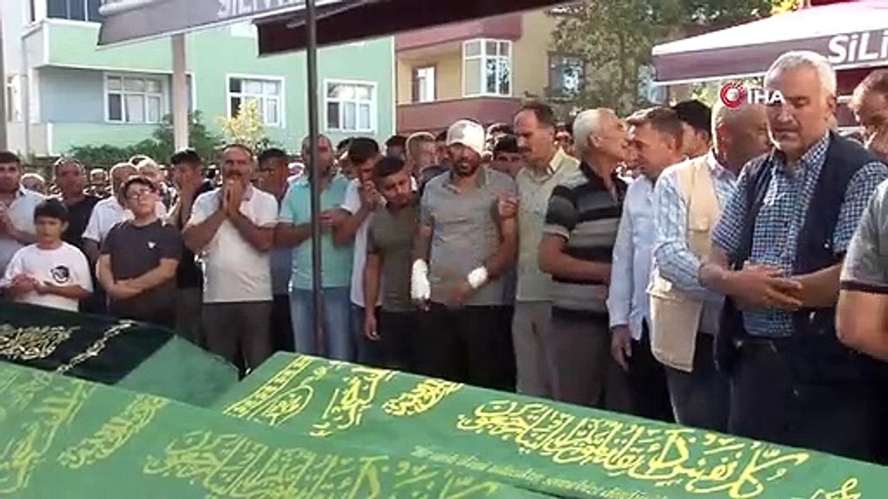 TEM Otoyolu'nda meydana gelen zincirleme kazada hayatını kaybeden 3 kardeş ve akrabaları toprağa verildi