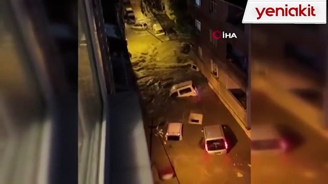 İstanbul'da sel felaketi! Araçlar suya gömüldü