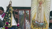 Após críticas de Milei, padres comunitários celebram missa em apoio ao papa