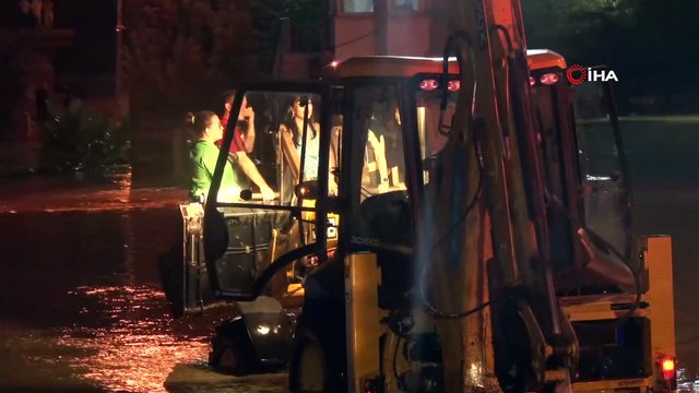 Halkalı Gümrüğü'nde mahsur kalanlar kurtarılıyor