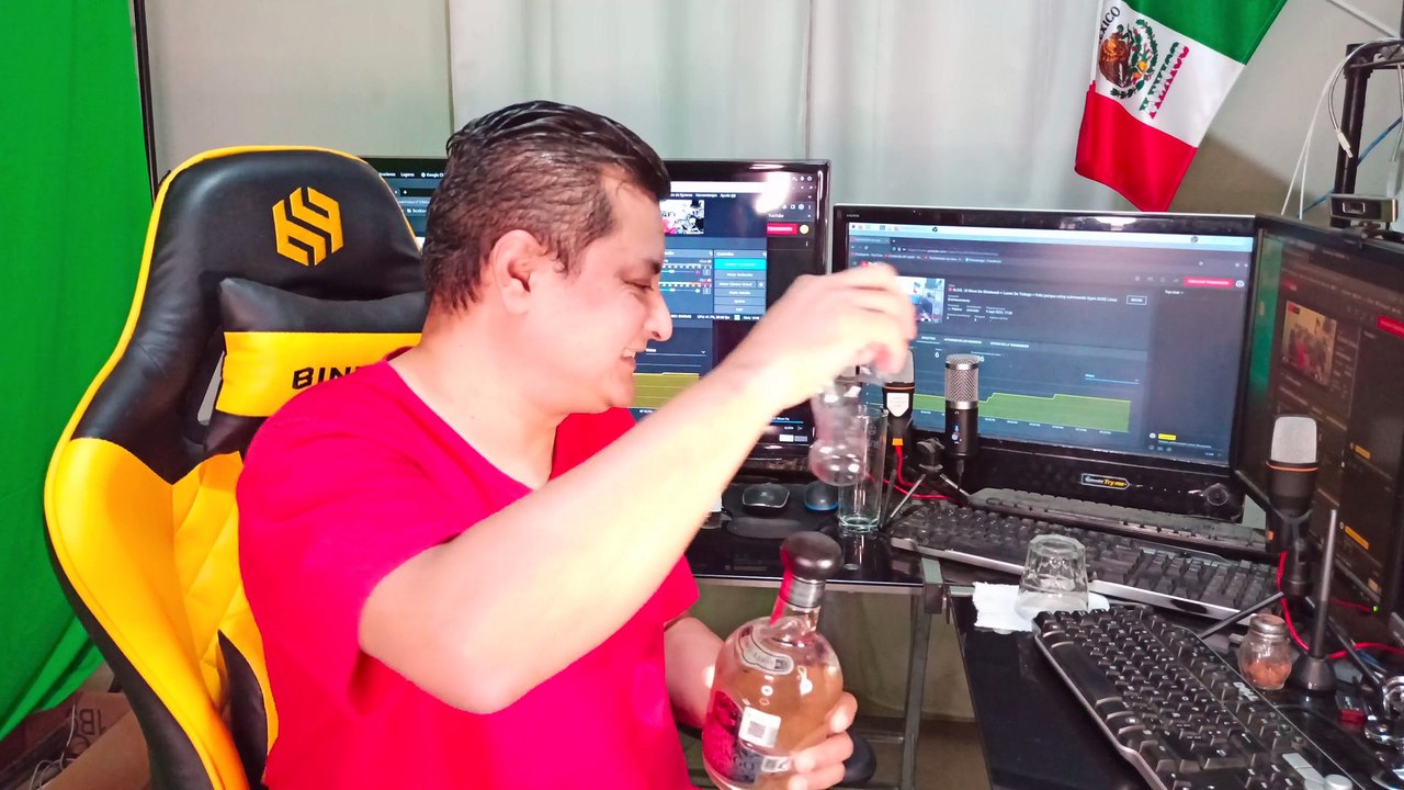 El show de shialeweb abriendo una botella de mezcal fandango entre bebidas y botanas abriendo botellas de licor y platicando con todos mis seguidores