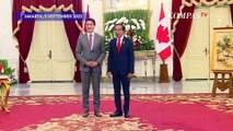 Ekspresi Jokowi Diberi Jersey Basket Khusus oleh PM Kanada Justin Trudeau
