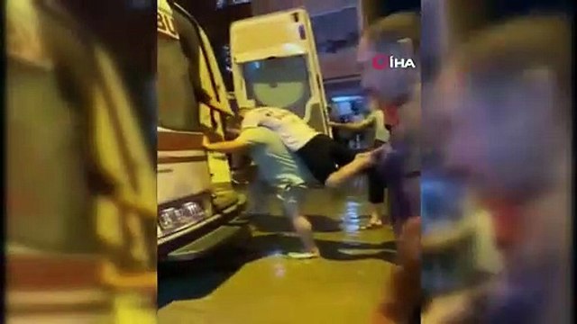 Küçükçekmece'de selden kurtarılan vatandaşı sırtında böyle taşıdı