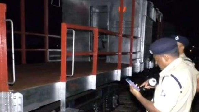 కడప జిల్లా: పట్టాలు తప్పిన రైలు... తప్పిన ప్రమాదం