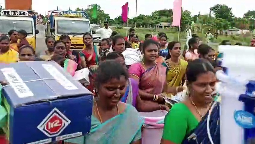 அரசுப் பள்ளிக்கு ரூ.6 லட்சத்தில் கல்வி சீர் வழங்கி ஆசிரியர்களை ஆச்சரியப்படுத்திய கிராம மக்கள்