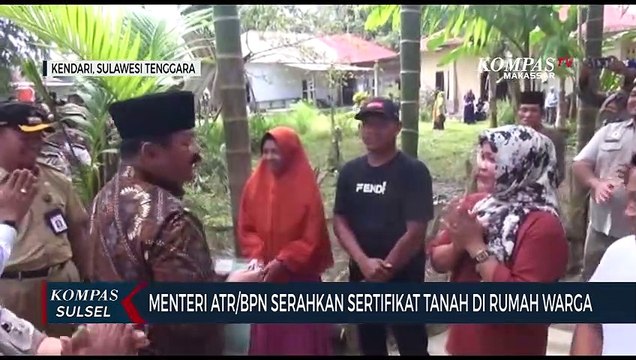 Menteri ATR BPN Serahkan Sertifikat Tanah Di Rumah Warga