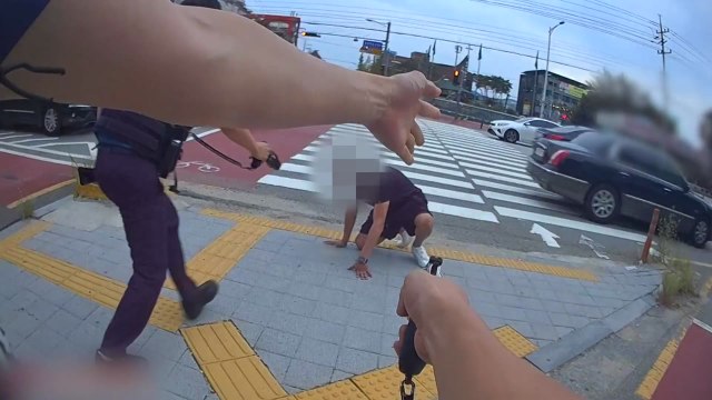 퇴근시간 흉기 든 男...권총 들고 20초 만에 제압 [앵커리포트] / YTN