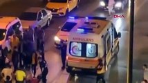 Kazada yaralanan kadını ambulans beklerken tekmeledi!