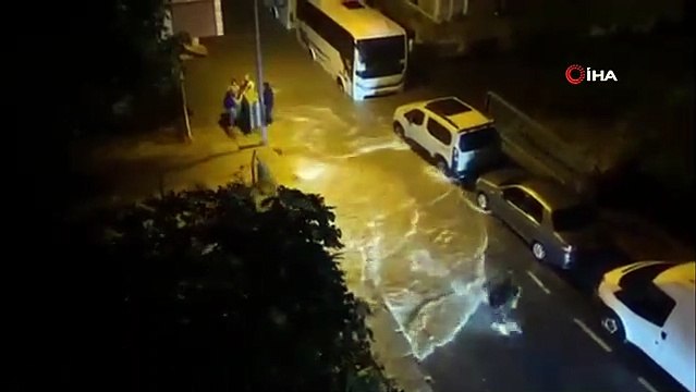 İstanbul'da bir kadın sel sularına kapılmaktan son anda kurtarıldı