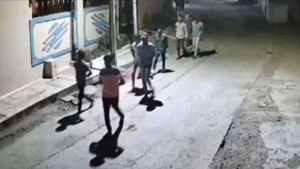 जबलपुर: बदमाशों ने की घर मे तोड़फोड़, CCTV में वारदात कैद