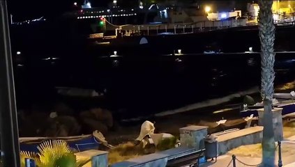 Maltempo alle Eolie, la manovra d'attracco del traghetto al porto di Lipari