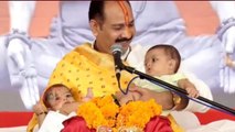 कथा में पंडित प्रदीप मिश्रा के पास जुड़वां बच्चों को लेकर पहुंची महिला, कमलनाथ भी हुए शामिल