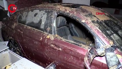 İkitelli'deki mobilyacılar sitesini su bastı Araçlar mağazalara girdi