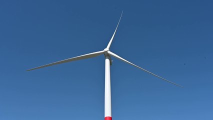 Une éolienne installée sur une aire d'autoroute pour la première fois en Wallonie