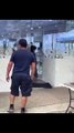 Etats-Unis: Regardez les images de ces employés d’une bijouterie en Californie qui ont fait fuir un homme commettant un vol dans le magasin - VIDEO