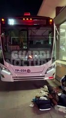 #Preliminar Por cruzar sin precaución fue atropellado por una unidad del Macrobús #GuardiaNocturna