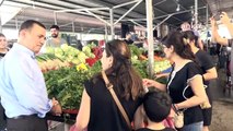 Mersin Yenişehir Belediye Başkanı Abdullah Özyiğit, semt pazarında esnaf ve vatandaşlarla buluştu