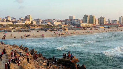 "البحر يضحك لنا".. مبادرة للتوعية بنظافة شاطئ غزة