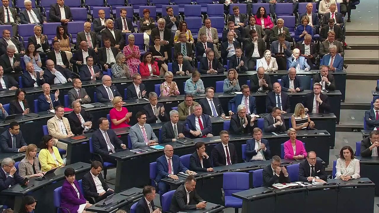 Merz und Scholz liefern sich Schlagabtausch um Bundeswehr-Etat