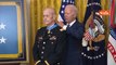 Biden consegna la medaglia d?onore a un pilota della guerra del Vietnam