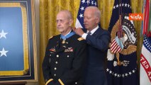 Biden consegna la medaglia d?onore a un pilota della guerra del Vietnam