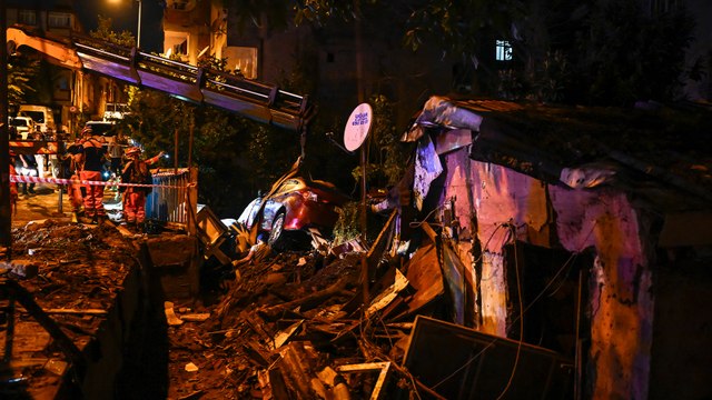 İBB ekipleri; 2 bin 315 personel, bin 167 araç ve iş makinesi ile toplam bin 920 ihbara müdahale etti, mahsur kalan 157 kişi İBB ekipleri tarafından kurtarıldı