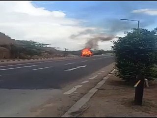 बूंदी टनल के पास चलती वैन में लगी आग-video