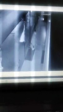 Cámaras de seguridad registran la brutal agresión a un guardia de seguridad