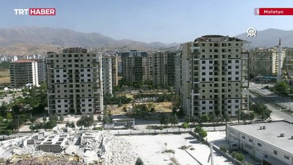 Ağır hasarlı iki bina patlayıcıyla yıkıldı