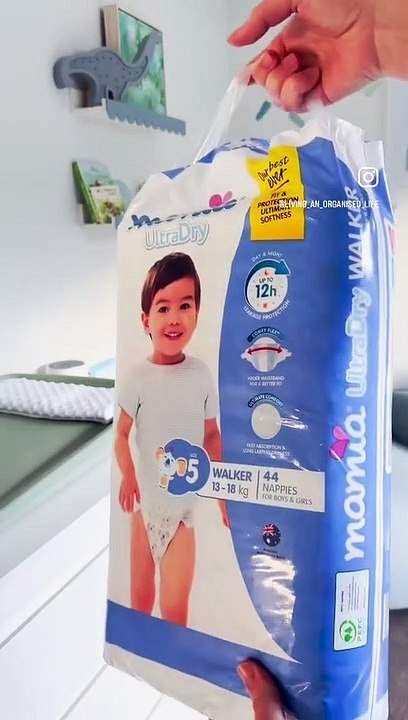 Llevas toda tu vida abriendo mal la bolsa de pañales: el método que te ahorrará quebraderos de cabeza