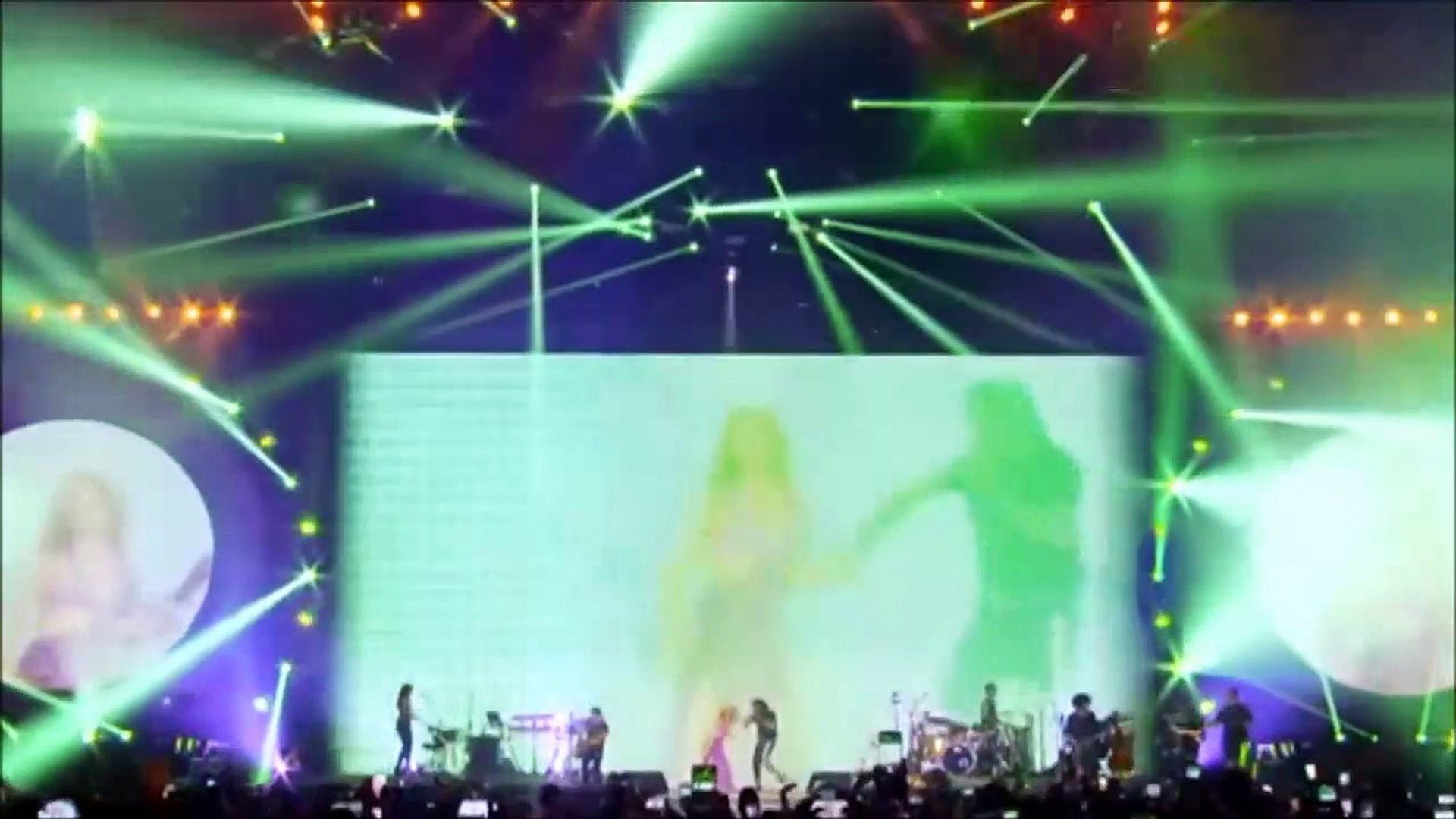 SHAKIRA — Hips Don't Lie ft. Wyclef Jean | Shakira in