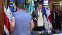 El presidente electo de Guatemala recoge la credencial en medio del judicializado proceso electoral