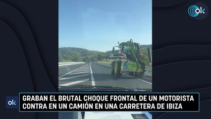 Graban el choque frontal de un motorista contra en un camión en una carretera de Ibiza